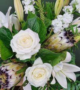 Occassions: Neutral Florist Choice Bouquet