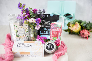 Black Beauty Rose Gift Hamper Love to Give - Gift Hampers Auckland