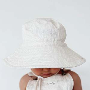 Bows: The Wolf Pōtae (hat)