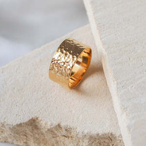Recommended Rings Gold: MOMA Hammered Ring 10mm - Gold