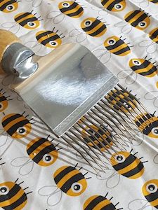 Uncapping fork with wooden handle, cranked pins