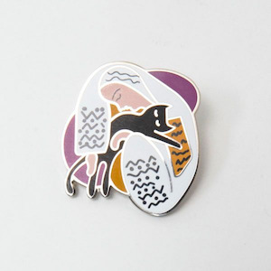 Niaski: Enamel Pin - Catisse Hug