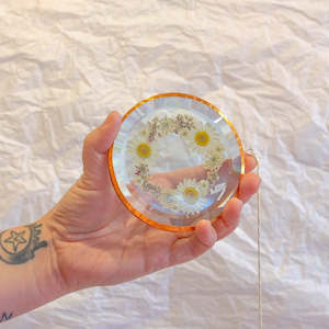 Hydrangea Ranger: Circle Flower Suncatcher - Med Wreath - Daisy Mix