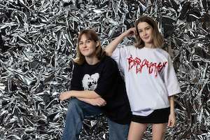 21st: Crinkle Foil Wall - Silver