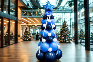 By: Balloon Christmas Tree