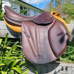 Products: Second Hand 17.5" Butet Jumping Saddle