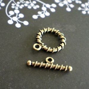 Toogle clasp with wrapped lines
