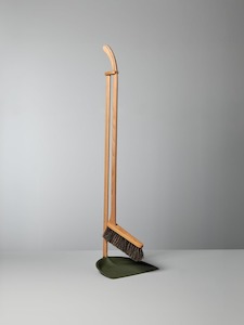 Iris Hantverk: Long Handled Dustpan & Brush Set – Moss Green