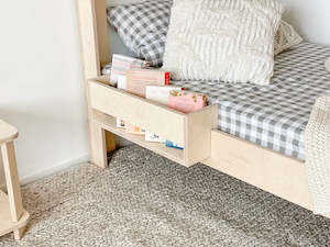 Accessories: Bookshelf