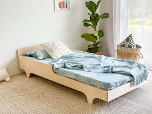 Single Beds Ply: Minimalist floor bed PLY