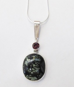 Bob Wyber: “Tangawai” Pendant by Bob Wyber