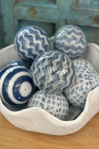 Ceramic Ball White/ Navy 10 cm Waves