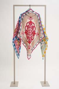 HERZEN'S ANGELEGENHEIT Roses Scarf