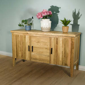 Oscar: Oscar Compact Three Door Oak Buffet