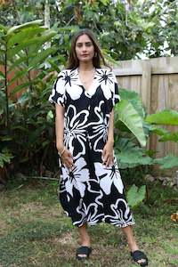 Kaftans Ladies: Te Kaute Black and White Mana Kaftan