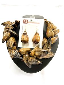 Frontpage: Ula Fala earrings and necklace set