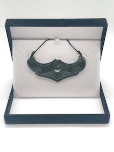 Easygift: Stingray Breastplate Pounamu Necklace