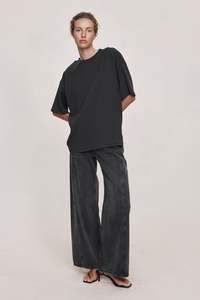 Size 16: HELE TEE - BLACK