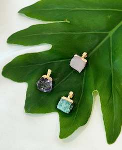 Natural crystal pendant | Golden detail