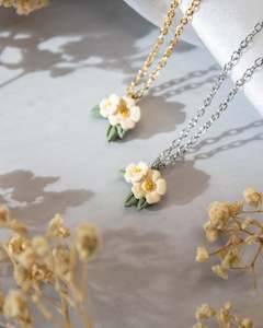 Jewellery: Ivory Flower Necklace