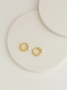 Avril Pearl Huggies Gold