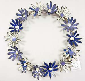 Daisy Chain Metal Flower Wreath