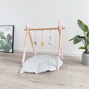 Baby Gym: Wooden Baby Gym with 3 Crochet Toys -Pink