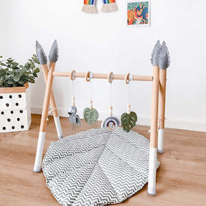 Baby Gym: Wooden Baby Gym with 4 Felt Toys -white