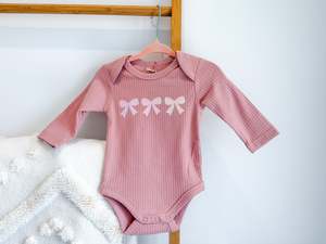 Frontpage: Organic Blush Rib Baby Bodysuit – Bow Trio