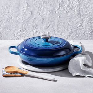 Le Creuset: 26cm Shallow Cast Iron Casserole/2.2 litres/Serves 2 people