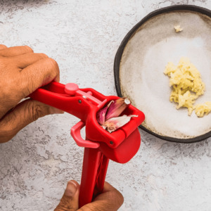 Dreamfarm: Garject Lite/Presses unpeeled garlic and scrapes itself clean