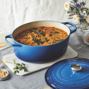 Cast Iron: 25cm Oval Cast Iron Casserole/3.2 litres/Serves 3-4