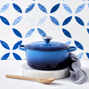 Cast Iron: 26cm Round Cast Iron Casserole/5.3 litres/Serves 5-6 people