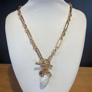 Frontpage: Gold Pearl & Diamante Necklace Short