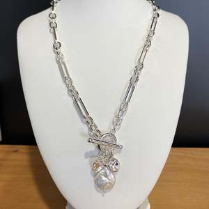 Frontpage: Silver Pearl & Diamante Necklace Short