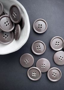 Vintage: Oversized Simple Taupe Vintage Buttons, 26mm