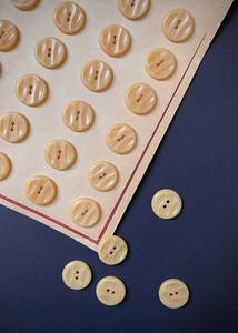 Vintage: Vintage Buttons, Lemon Custard 17mm