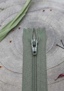 YKK - Atelier Brunette Dress Zip. Cedar/Cactus Green 20cm
