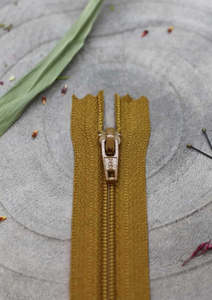YKK - Atelier Brunette Dress Zip. Ochre 20cm