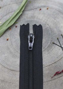 YKK - Atelier Brunette Dress Zip. Night 20cm