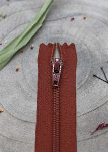 YKK - Atelier Brunette Dress Zip. Rust, 20cm