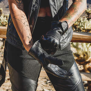 Cruiser Motorcycle Gear: Black Arrow Moto Queen Bee Short Finger Gloves