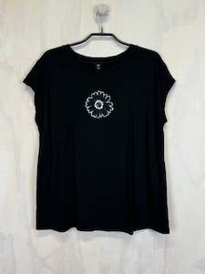 Merino: Pluto Alice T | Black Merino Daisy