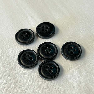 Button 4-Hole Black