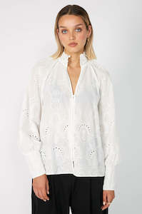 Shirts: true shirt / white