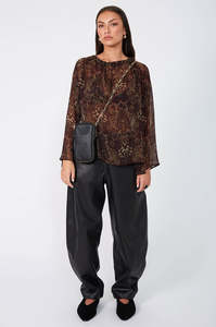 serene top / dark sangria paisley