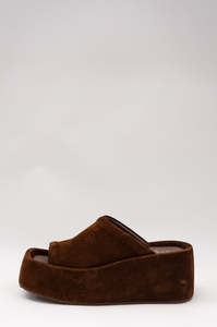 shield wedge / rich tan brown
