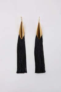 Jewellery: tassel earring / gold