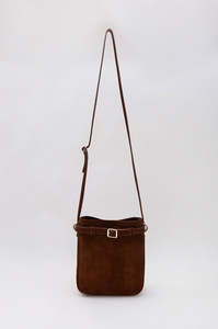 Accessories: suede pouch bag / brown