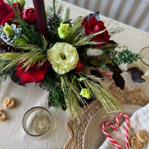 Christmas: Red & White Festive Christmas Arrangement
